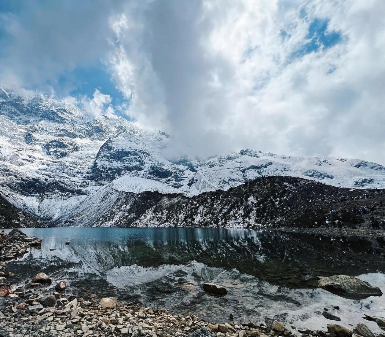 Humantay Lake under the glacier