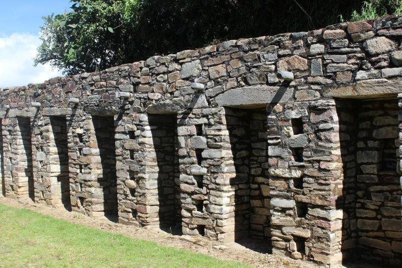 Stone wall with trapezoidal niches at Choquequirao