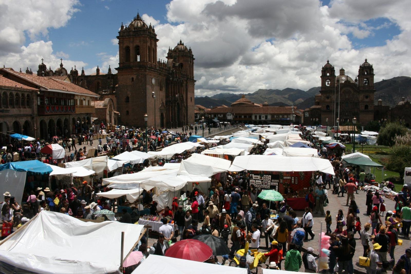 Santurantikuy Christmas market stalls filling the Plaza de Armas of Cusco below the cathedral