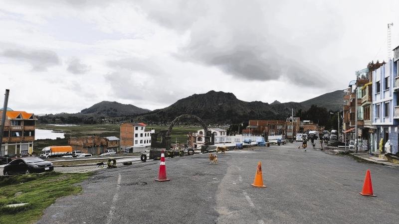 Road through the Kasani border crossing between Peru and Bolivia