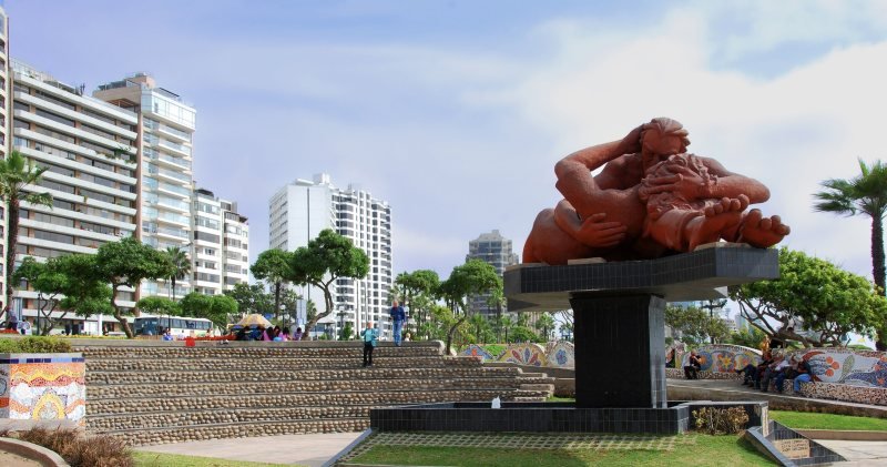 Kiss sculpture and mosaic benches at Parque del Amor on the Miraflores clifftop in Lima