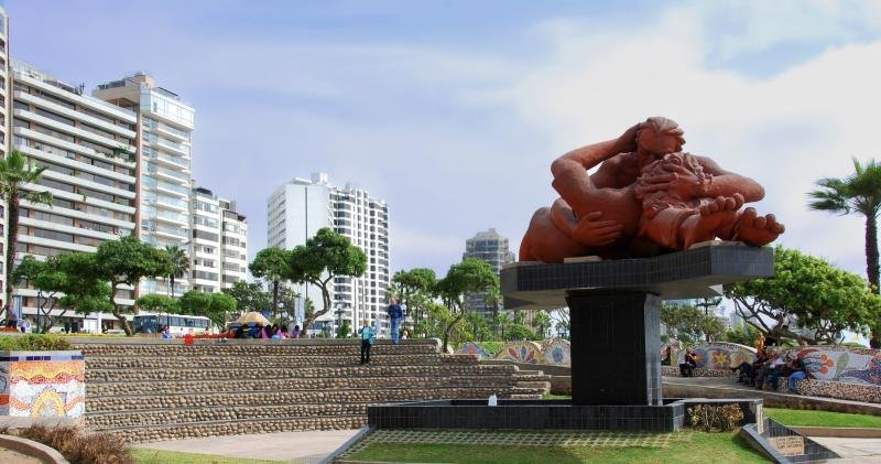 Parque del Amor, Miraflores Kiss sculpture and mosaic benches at Parque del Amor on the Miraflores clifftop in Lima