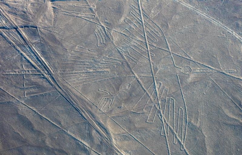 Crossing lines and trapezoids of the Nazca Lines from a small plane