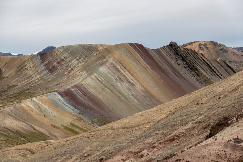 Tilted color bands across a ridge at Palccoyo