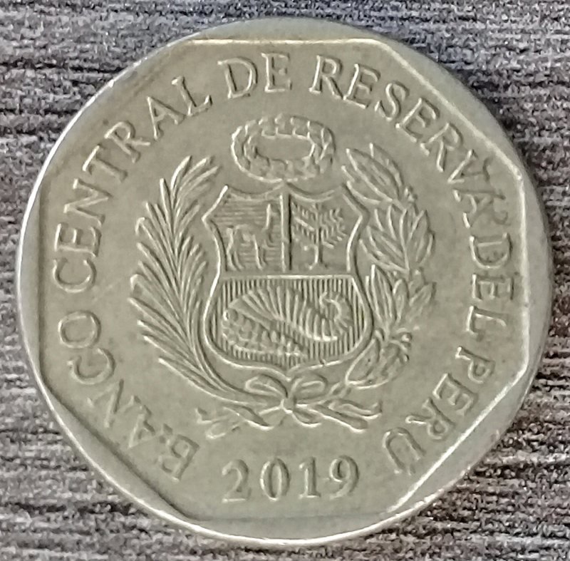 Close-up of a Peruvian 50 centimos coin from 2019 showing the coat of arms and the Banco Central de Reserva del Peru lettering